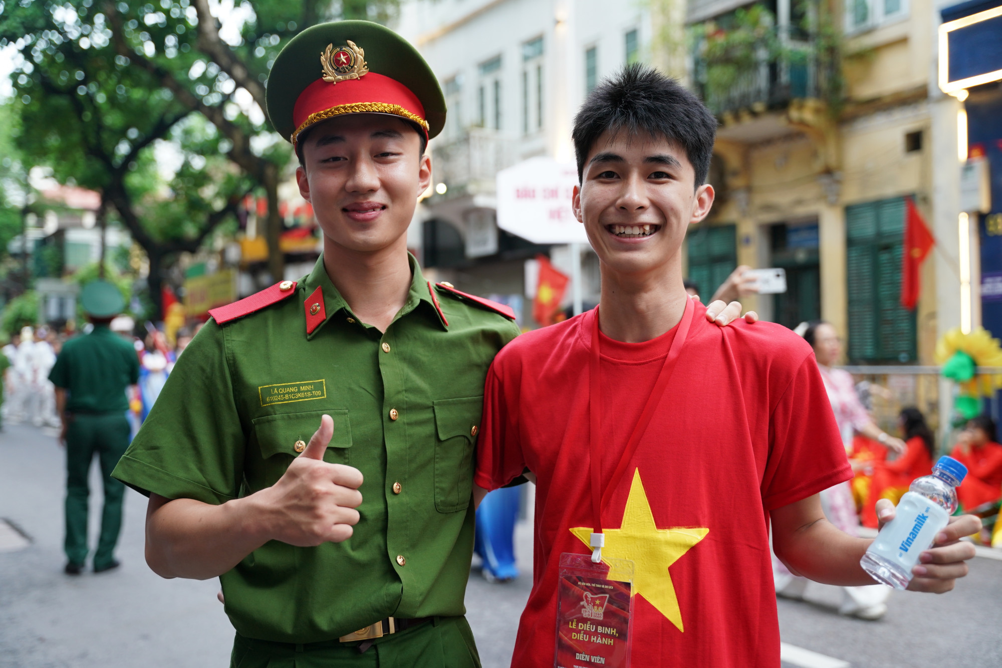 Tình bạn và tình yêu tổ quốc luôn đong đầy trong tim các bạn trẻ Việt Nam - Ảnh: Vi Nam