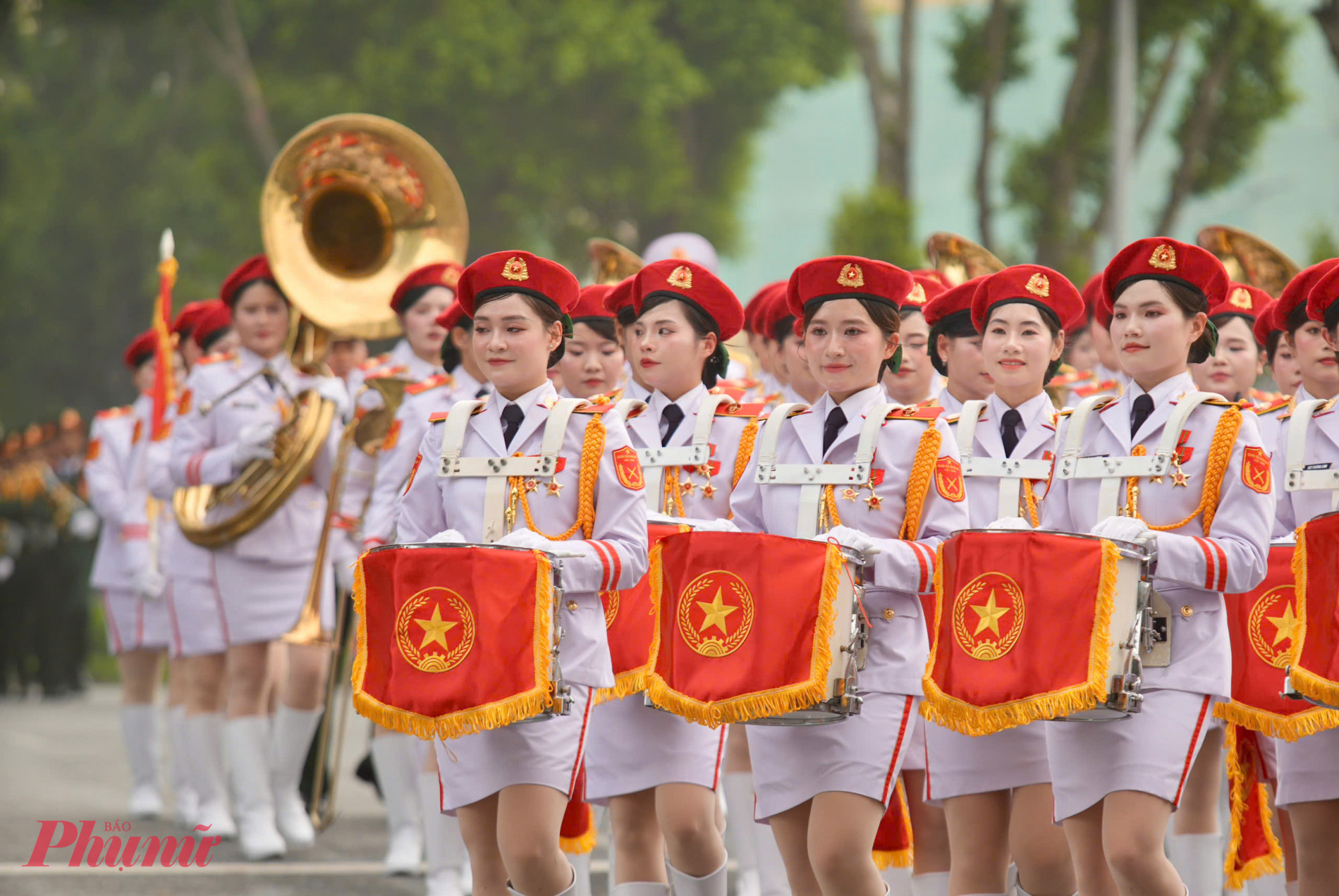 Sau khi đi qua khu vực lễ đài, các đoàn diễu binh, diễu hành tiến về các con đường