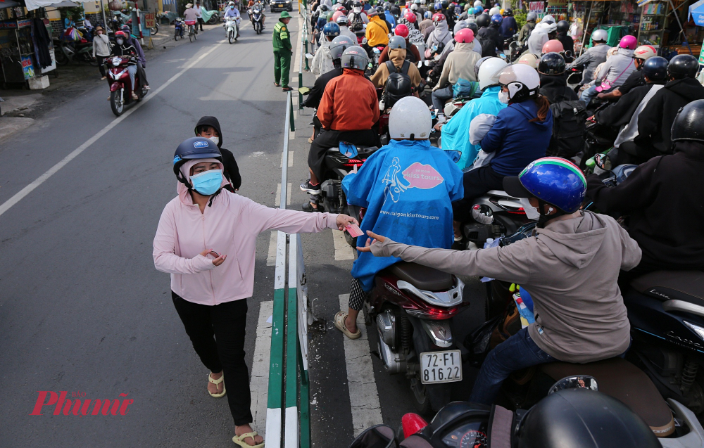 Do kẹt xe, một số hành khách xuống đi bộ mua vé rồi quay lại đưa người thân 