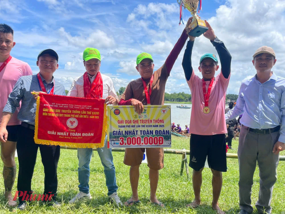 Ông Trần Thanh Tuấn - Giám đốc Trung tâm Thể thao TP Huế cho biết: Giải nhất toàn đoàn năm nay thuộc về ghe phường Hóa Châu, giải nhì ghe Hương Trà, giải ba thuộc về ghe phường Thuận An. Môn đua ghe là môn thể thao truyền thống, quy tụ hơn 300 vận động viên và có lực lượng khán giả rất là đông đảo. Giải đua ghe này tăng cường tình đoàn kết giữa các địa phương trong toàn tỉnh. Khuyến khích các bạn bơi và người dân tham gia tập luyện thể thao, nhất là các môn rèn luyện về thể thao sông nước. Đây là một ngày lễ hội của sông Hương trong ngày lễ Quốc Khánh. 