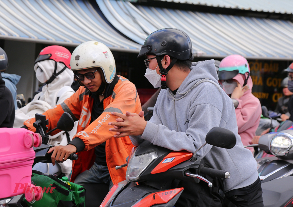 Người dân tranh thủ tán gẫu trong lúc chờ đợi kẹt xe