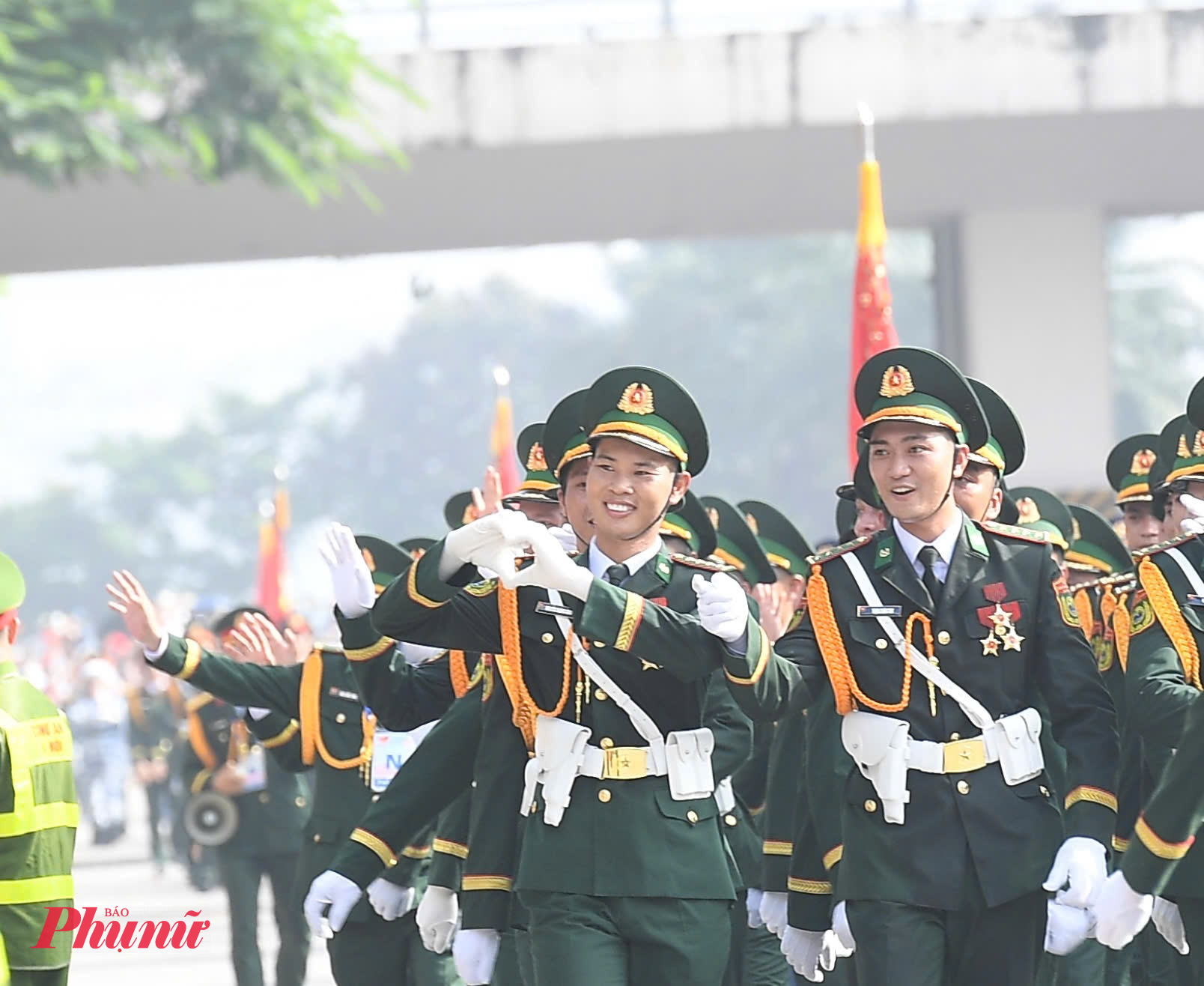những câu chuyện tình yêu lãng mạn đã khép lại buổi diễu binh, diễu hành lịch sử bằng các khoảnh khắc cầu hôn bất ngờ và đầy xúc động của các sĩ quan quân đội ngay sau khi hoàn thành nhiệm vụ trọng đại.