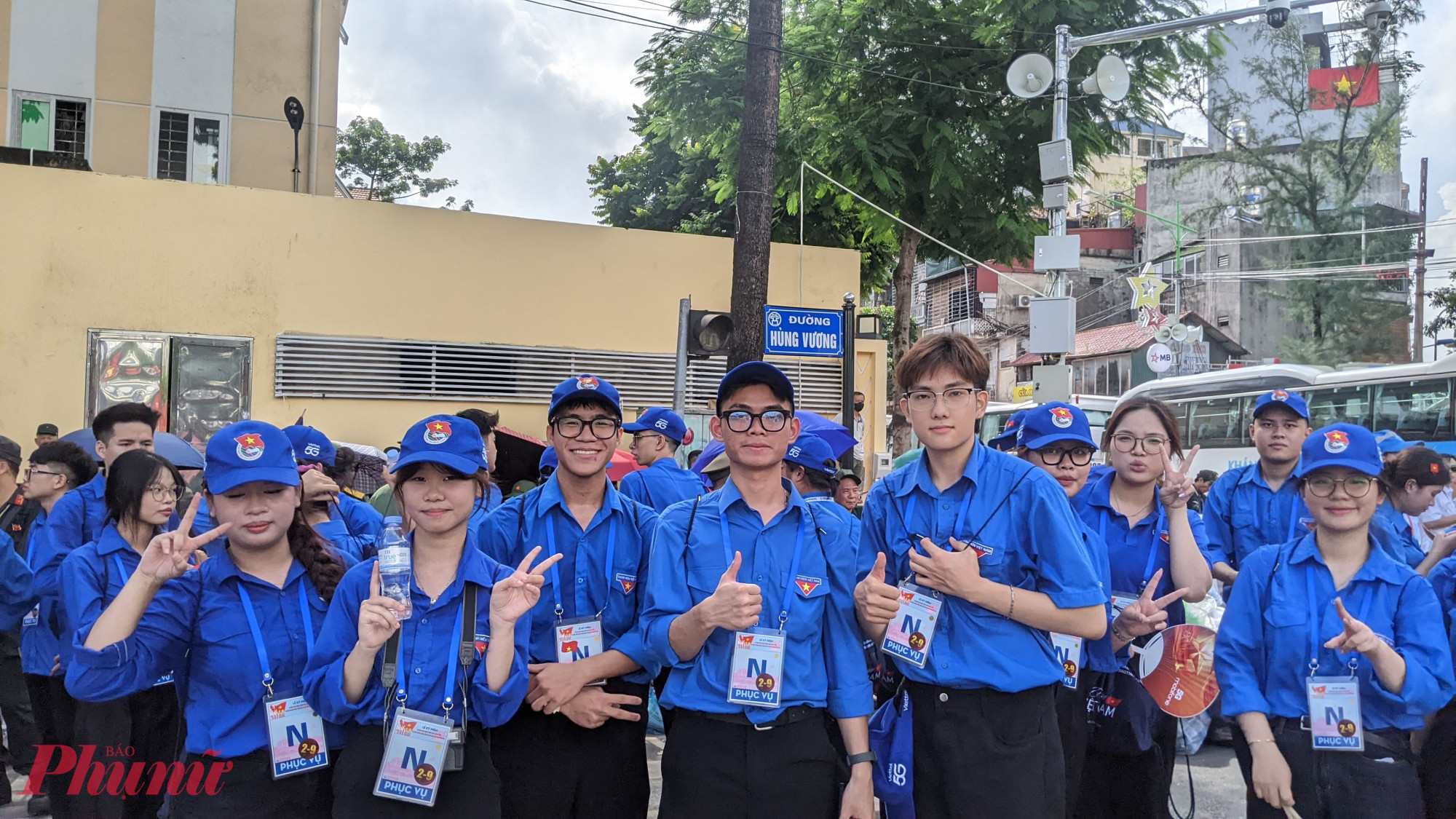 Nguyễn Hữu Phước (thứ ba từ trái qua) và đội tình nguyện