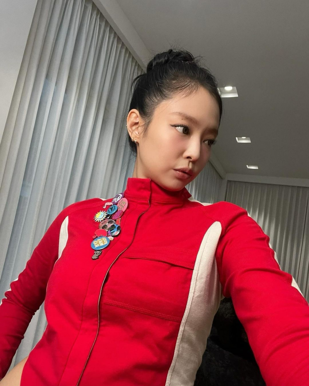 Với những cô nàng thuộc warm undertone, nên chọn trang sức vàng hoặc hồng vàng thay vì bạc để hợp với sắc da ấm. Đặc biệt những màu sắc dành cho tone da ấm cũng vừa vặn hợp với những ngày mùa Thu. Bạn có thể phối những bảng màu như be – kem – trắng lại với nhau để tạo nên một bản phối thật thanh lịch. Ngoài những gam màu ấm, nóng, một số tông màu lạnh như xanh bạc hà pastel, xanh olive hay xanh cốm cũng có thể để những cô nàng thuộc warm undertone diện khi cần đổi mới màu sắc tủ đồ. 