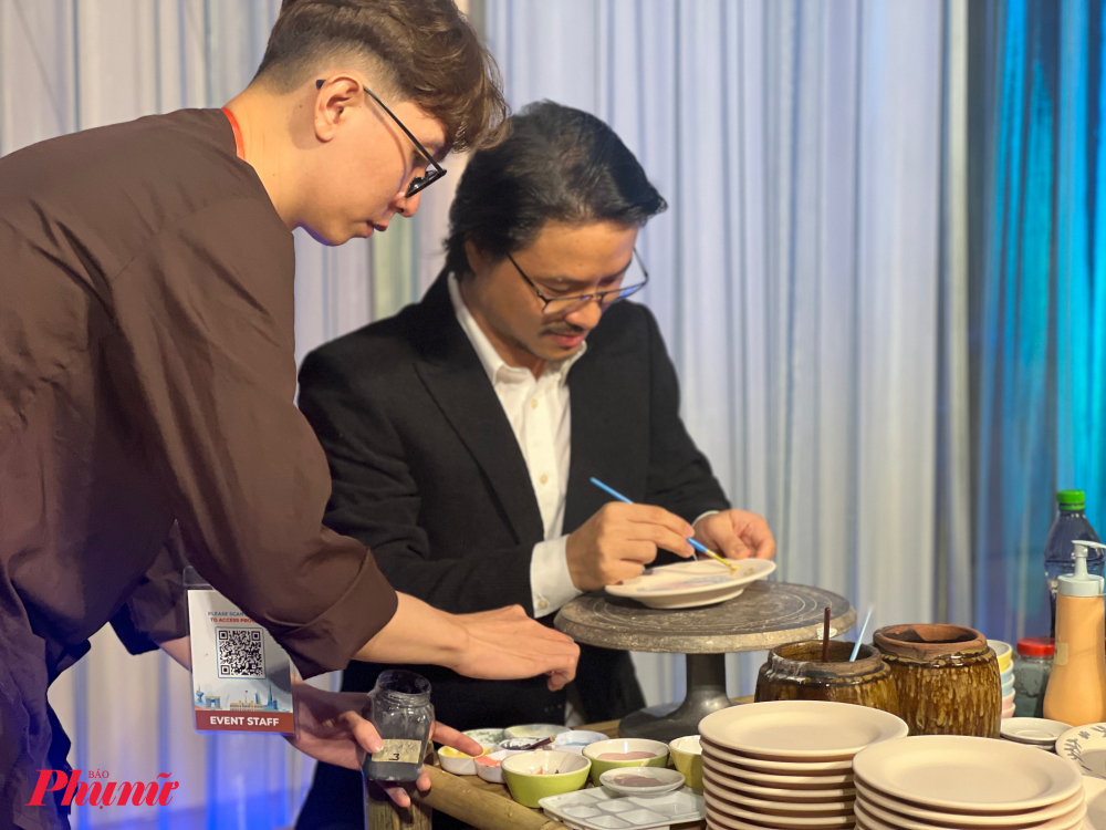 Quy trình làm gốm, vẽ, trang trí các sản phẩm gốm được thực nghiệm ngay tại sự kiện