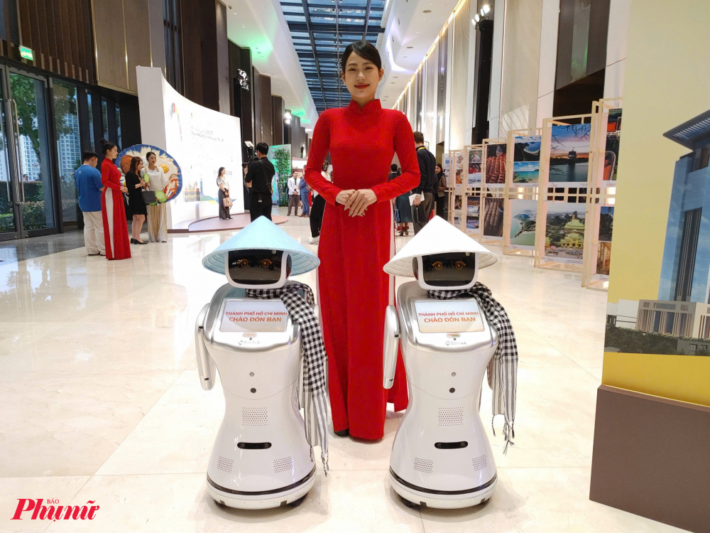 Robot chào mừng tại cổng trào Đêm Việt Nam thu hút khách chụp ảnh, giao lưu.