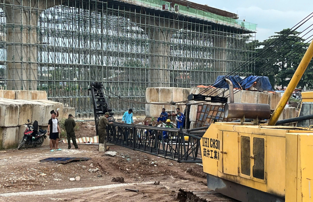 Hiện trường vụ đứt cáp khiến 1 phần cần cẩu rơi xuống đè trúng 2 người. Ảnh: NH
