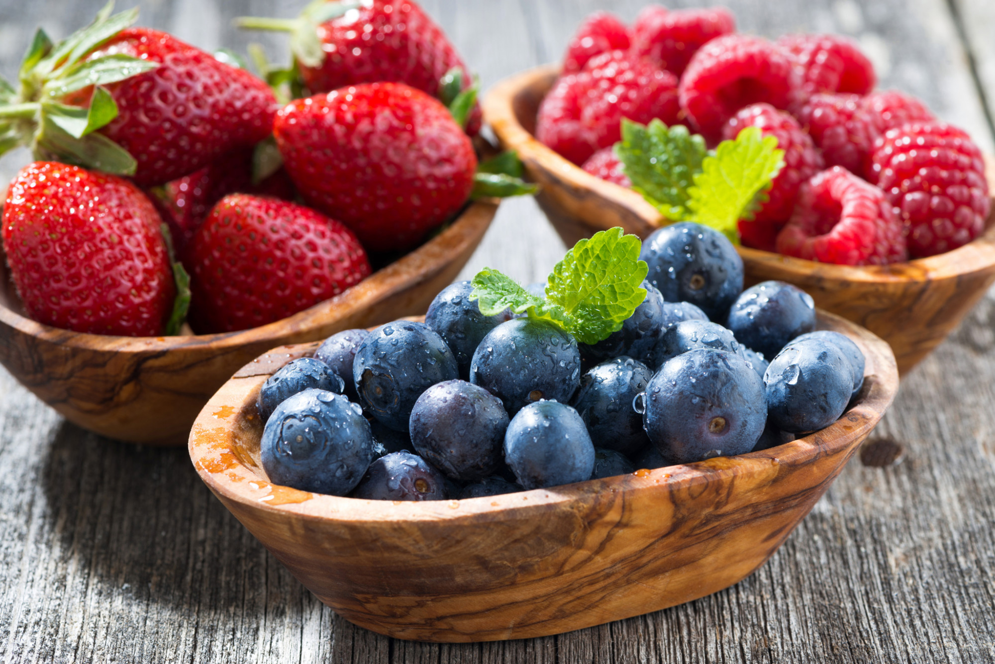 quả mọng còn giàu vitamin C, vitamin K và chất xơ hòa tan – những thành phần quan trọng giúp cân bằng chế độ dinh dưỡng.
