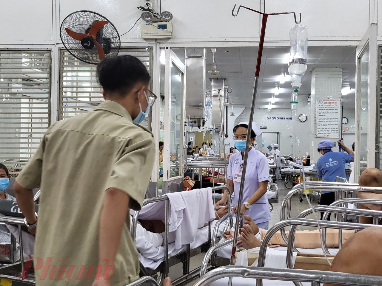 Nhân viên khoa Cấp cứu Bệnh viện Chợ Rẫy hỗ trợ tiếp nhận người bệnh