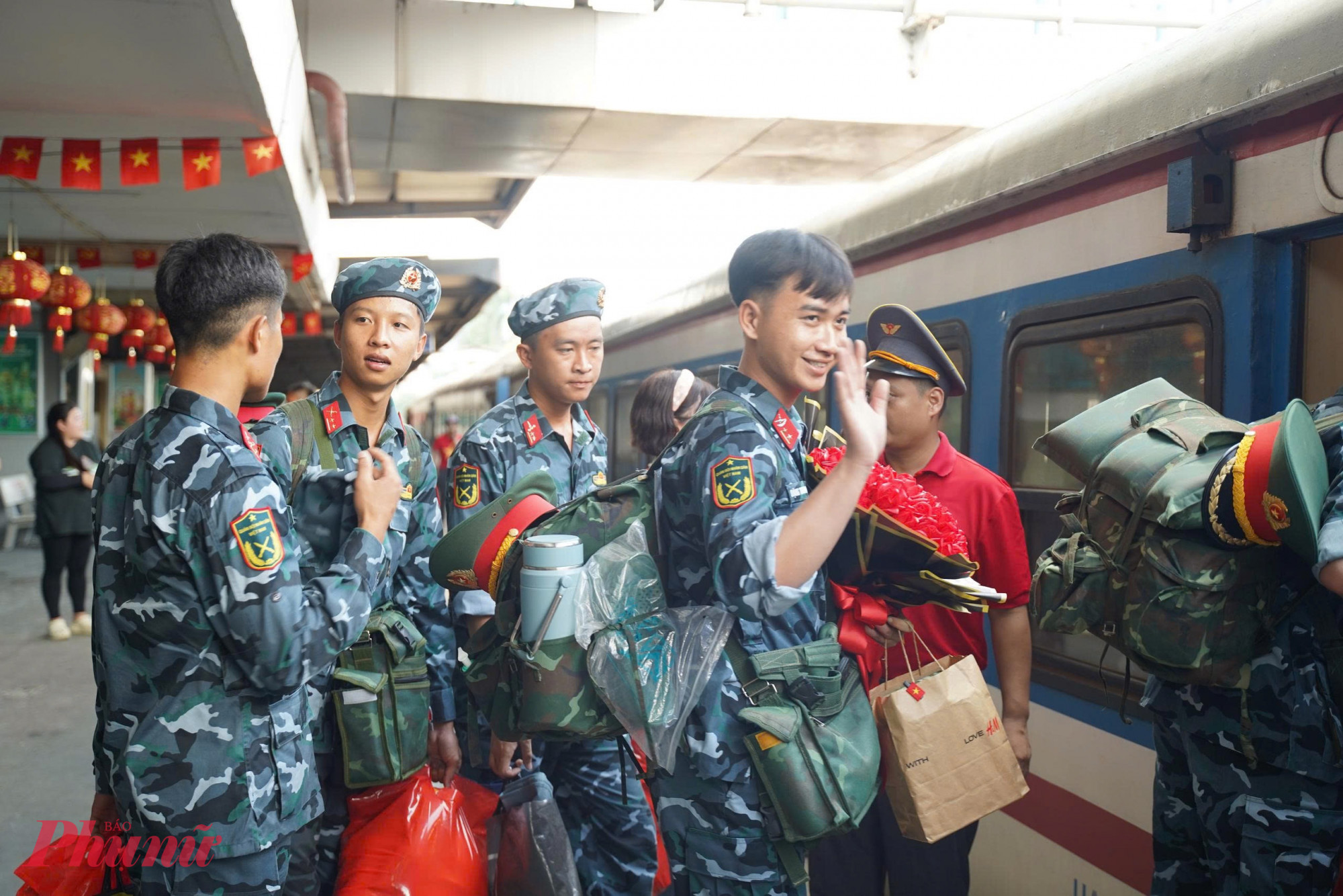 Các chiến sĩ vẫn cố nán lại nơi cửa toa, vẫy tay chào tạm biệt trong tiếng reo hò, lời chúc của người dân.