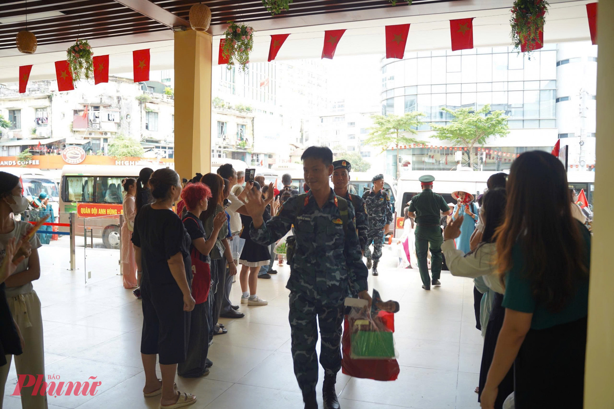 Buổi chia tay diễn ra trong không khí trang nghiêm, xúc động, đậm tình quân dân.