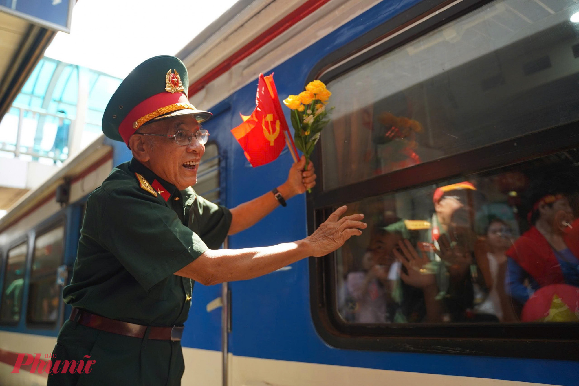 Khi các chiến sĩ bước lên tàu, phía sau là những ánh mắt lưu luyến và bịn rịn của nhân dân.