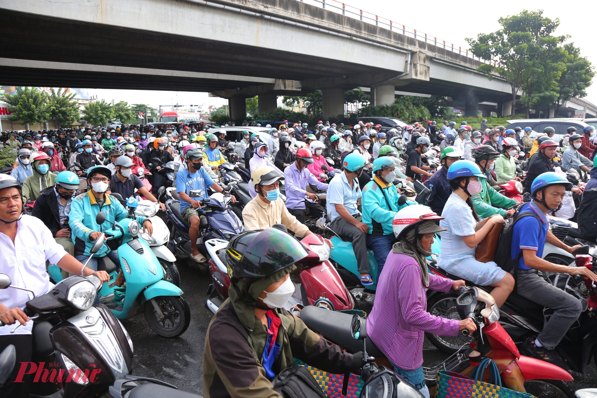 Ghi nhận tại cửa ngõ Đông Bắc TPHCM, nhiều người mệt mỏi vì các ngã đường đều bị kẹt xe nghiêm trọng.