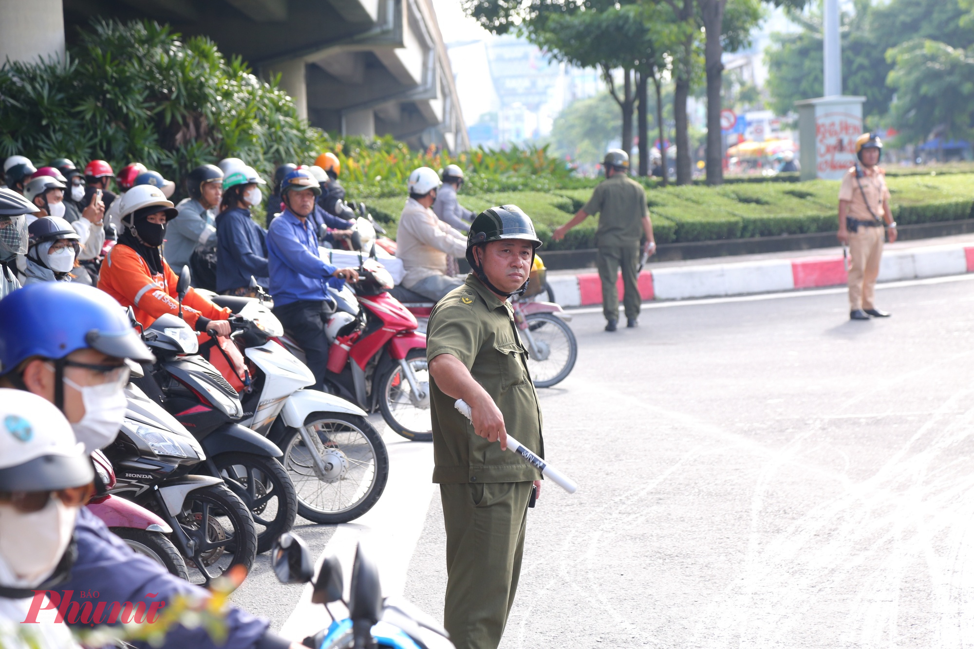 Lực lượng CSGT, dân phòng gồng mình điều tiết giao thông khu vực cầu Bình Triệu.