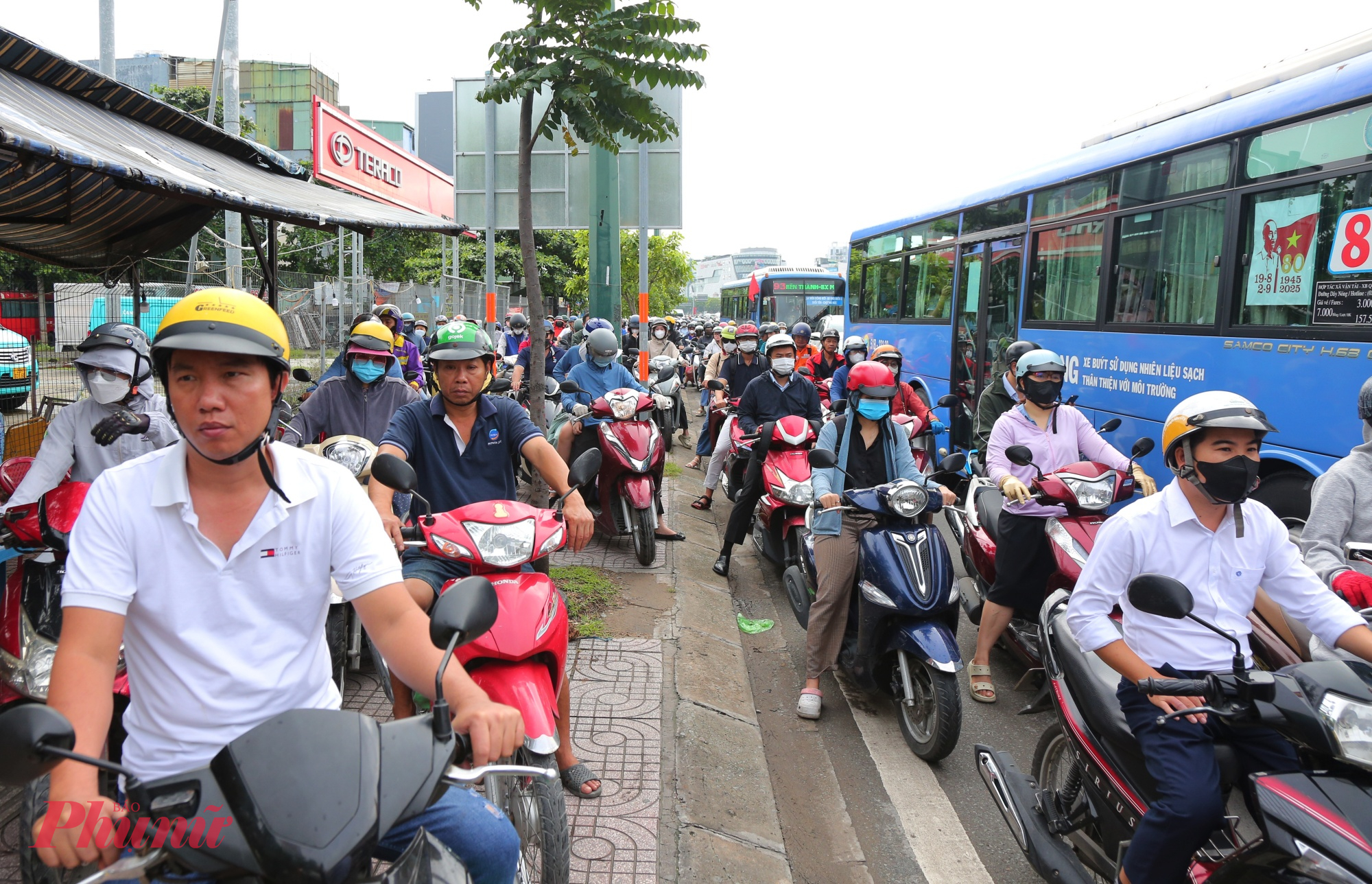 Nhiều người dân từ Thủ Đức, Bình Dương đi đường Phạm Văn Đồng, Quốc lộ 13 để qua cầu Bình Triệu 2 và hướng về trung tâm TPHCM nên gây ra xung đột giao thông tại vòng xoay Bình Lợi.