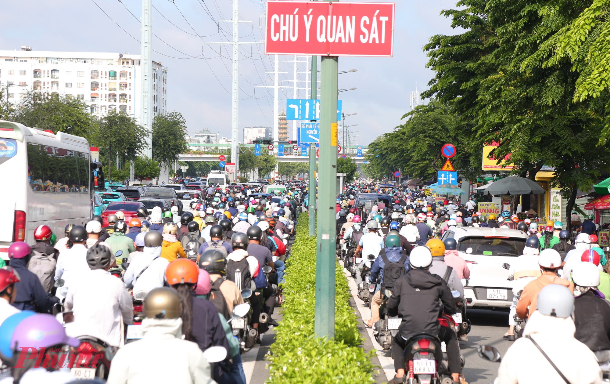 Giao lộ Phạm Văn Đồng - Nguyễn Xí chật kín phương tiện.