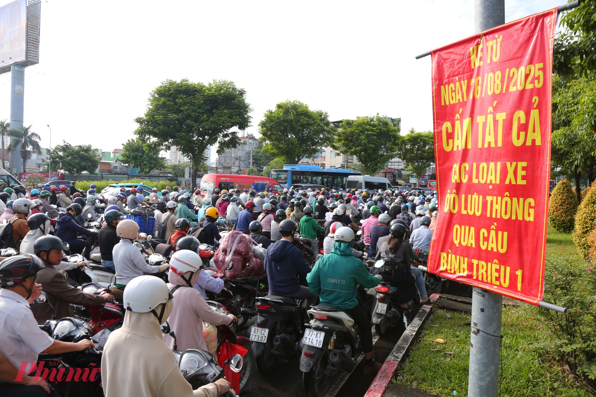 Đặc biệt các tuyến đường như Phạm Văn Đồng, Quốc lộ 13, cầu Bình Triệu,... hướng về trung tâm TPHCM đều đông nghẹt phương tiện. Do cầu Bình Triều 1 bị cấm xe để nâng tĩnh không cầu nên các phương tiện đổ dồn về cầu Bình Triệu 2, gây ra kẹt xe nghiêm trọng.