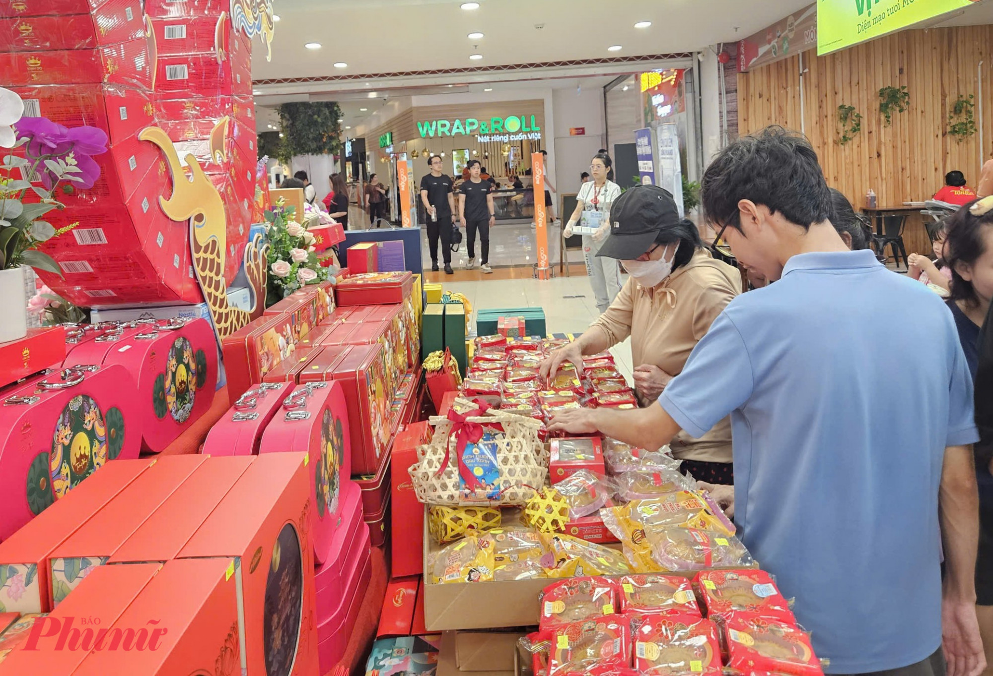 Người tiêu dùng chọn mua bánh trung thu tại siêu thị Co.opXtra Phạm Văn Đồng - Ảnh: Ngọc Thùy