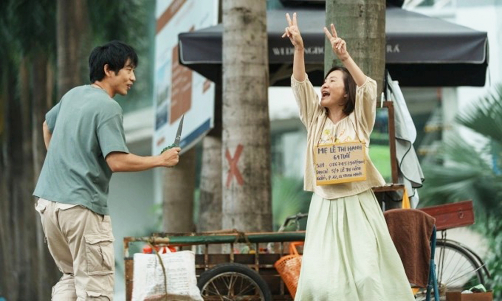 Diễn viên Tuấn Trần (trái) và Hồng Đào (phải) có vai diễn khác lạ trong Mang mẹ đi bỏ  - Ảnh do đoàn phim cung cấp