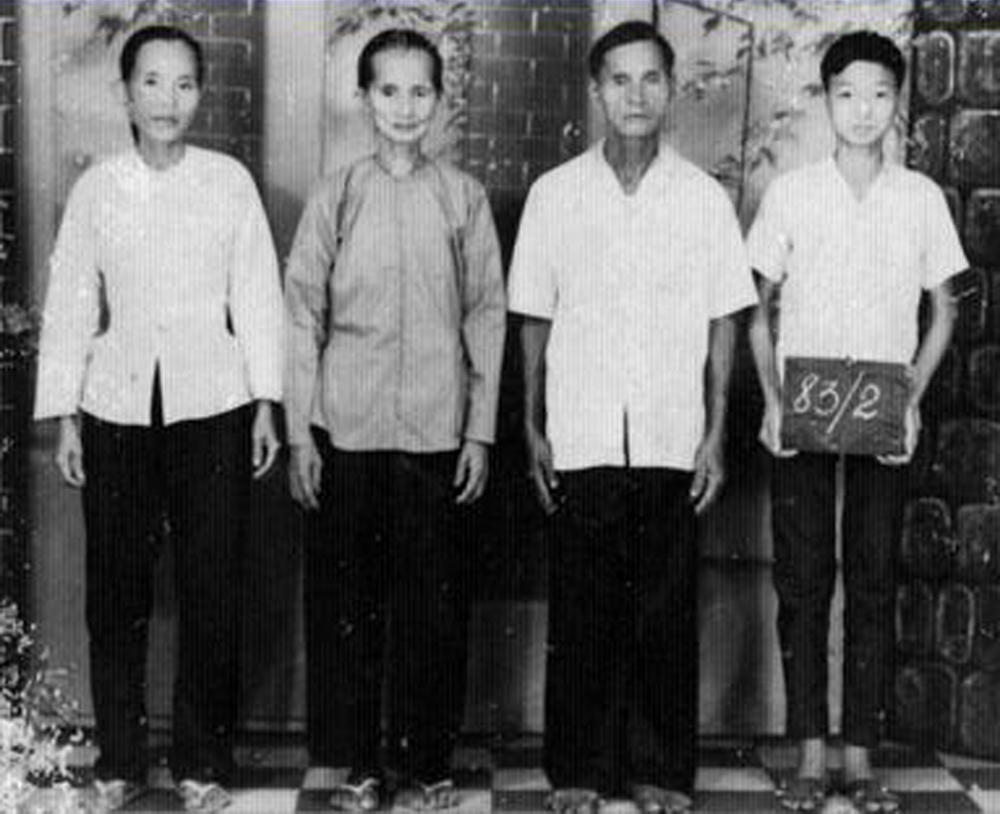 Từ phải sang: Cậu bé Thanh Danh cùng ông bà ngoại và mẹ. Hình tờ khai gia đình thời kỳ ấp chiến lược năm 1968 - Ảnh do nhân vật cung cấp