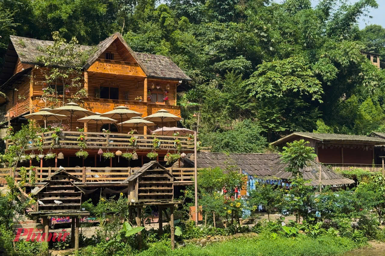 Sa Pa từ lâu đã trở thành thiên đường trekking của miền Bắc với khung cảnh vừa hùng vĩ vừa nên thơ. Những thung lũng xanh mướt điểm xuyết bản làng người dân tộc thiểu số, ruộng bậc thang uốn lượn, dãy núi vươn mình xuyên qua biển mây trắng xóa, và cả những cánh rừng lan rực rỡ… tất cả vẽ nên bức tranh thiên nhiên khó quên. Du khách có thể lựa chọn từ những chuyến đi bộ ngắn trong ngày đến hành trình bốn ngày, mỗi chuyến đi đều mở ra trải nghiệm độc đáo: băng qua núi rừng hoang sơ, ngắm thung lũng từ trên cao, hay dừng chân nghỉ ngơi trong những ngôi nhà sàn mộc mạc của đồng bào địa phương. Dẫu vậy, Sa Pa vốn đông đúc khách du lịch, vì thế những ai tìm kiếm sự tĩnh lặng nên chọn cung đường dài ngày hơn. Một trong những tuyến trekking đẹp nhất là băng qua dòng suối Mường Hoa, men theo những thửa ruộng bậc thang rộng lớn bậc nhất Việt Nam, và ghé thăm bản làng của người Dao đỏ, H’Mông, Xa Phó ở Giàng Tả Chải, Bản Hồ – nơi lưu giữ trọn vẹn vẻ đẹp văn hóa vùng cao.Ảnh: Myngoc Vo