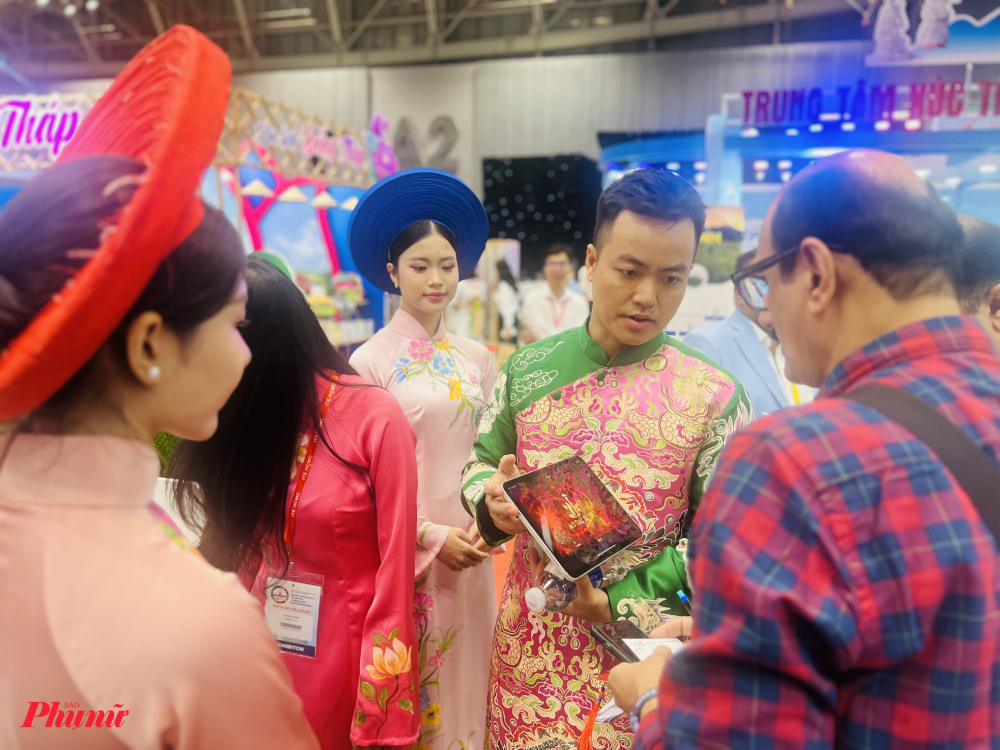 Các làng nghề truyền thống, văn hóa miền Trung cũng tranh thủ giới thiệu những đặc trưng địa phương cho khách quốc tế.