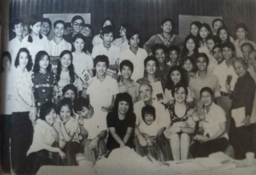 NSND Phạm Thị Thành - áo đen, giữa - cùng lứa diễn viên kịch nói khóa đầu tiên của nhà hát Tuổi Trẻ - Ảnh: Nhà hát Tuổi Trẻ.