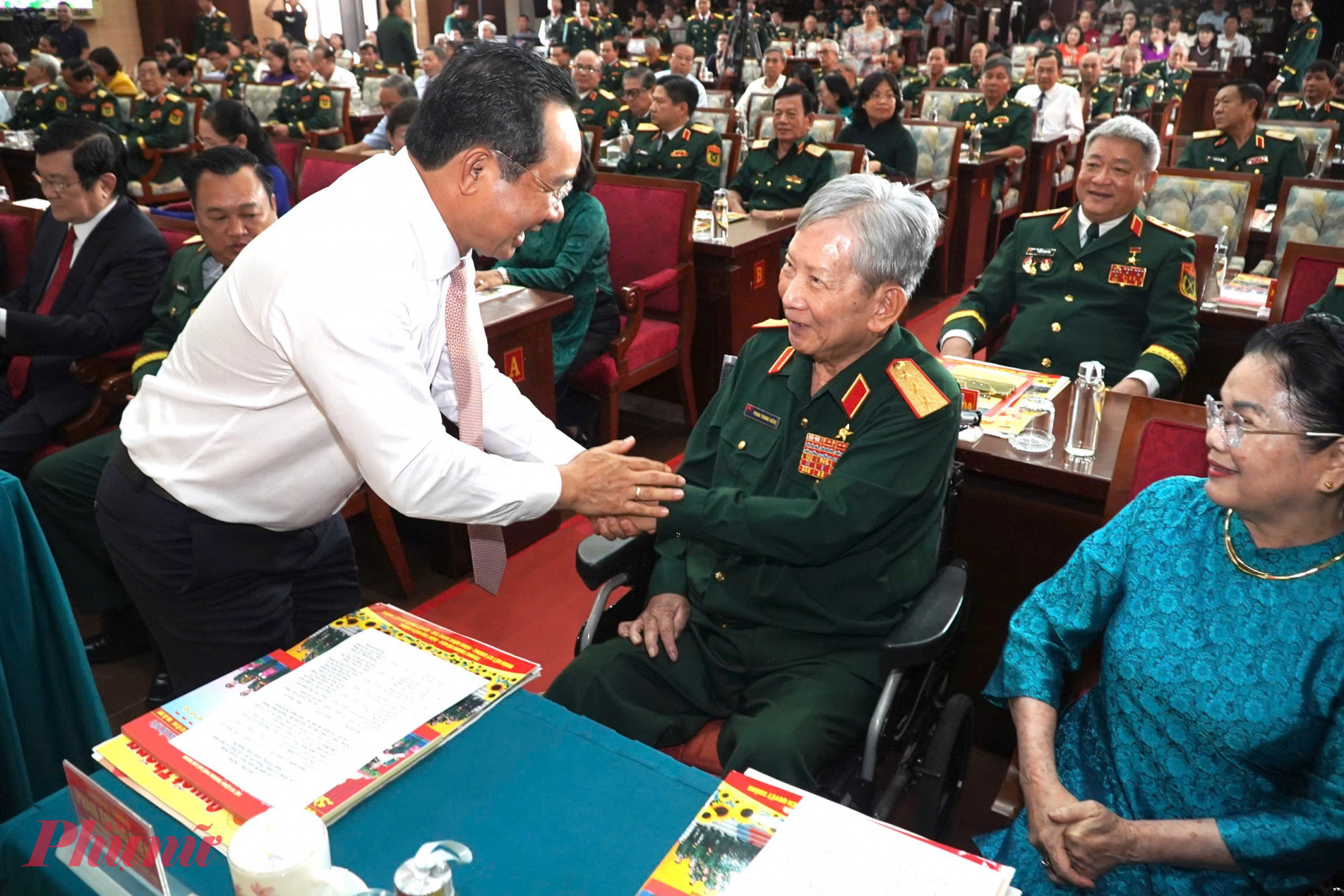 Ông Nguyễn Văn Được - Chủ tịch UBND TPHCM thăm hỏi các tướng lĩnh tham dự lễ kỷ niệm - Ảnh: Thanh Tâm