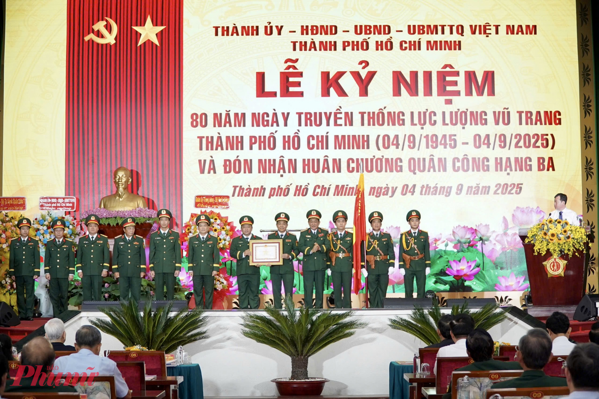 Thượng tướng Võ Minh Lương - Thứ trưởng Bộ Quốc phòng trao Huân chương Quân công hạng Ba cho LLVT TPHCM - Ảnh: Thanh Tâm