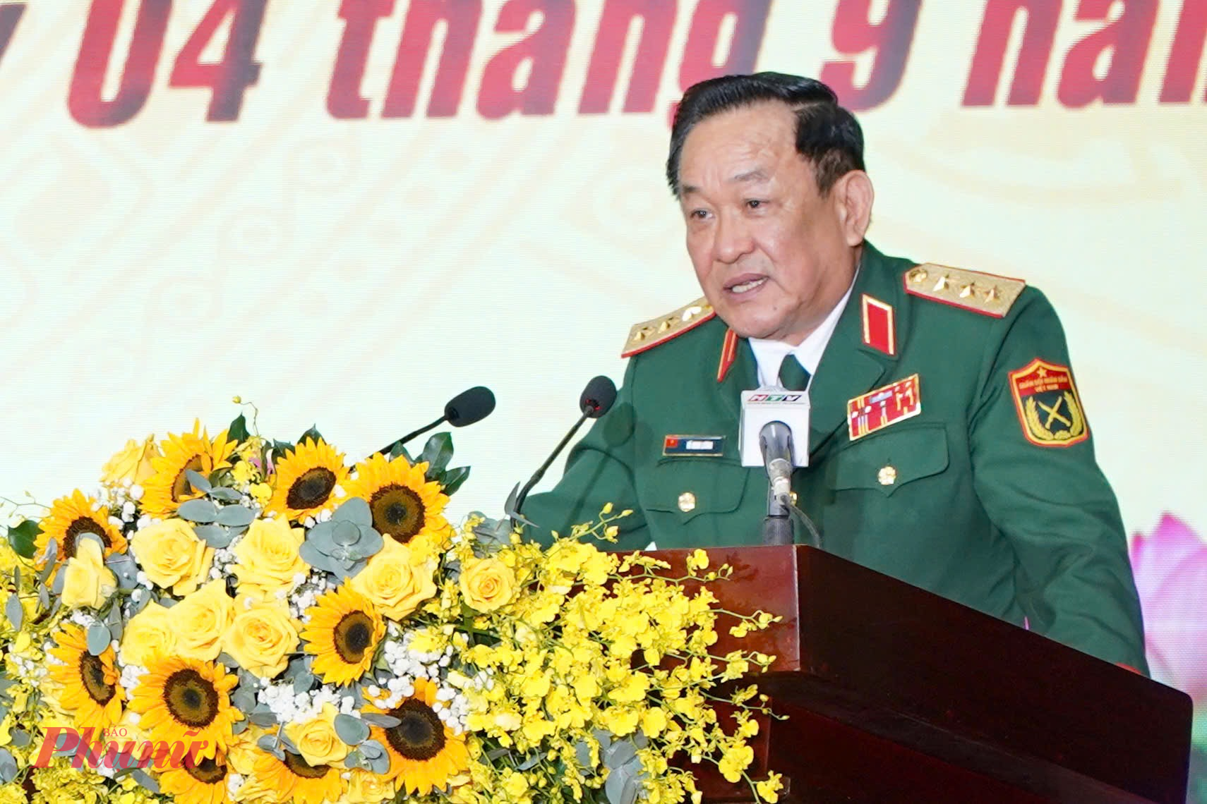 Thượng tướng Võ Minh Lương - Thứ trưởng Bộ Quốc phòng trao Huân chương Quân công hạng Ba cho Lực lượng vũ trang TPHCM - Ảnh: Thanh Tâm