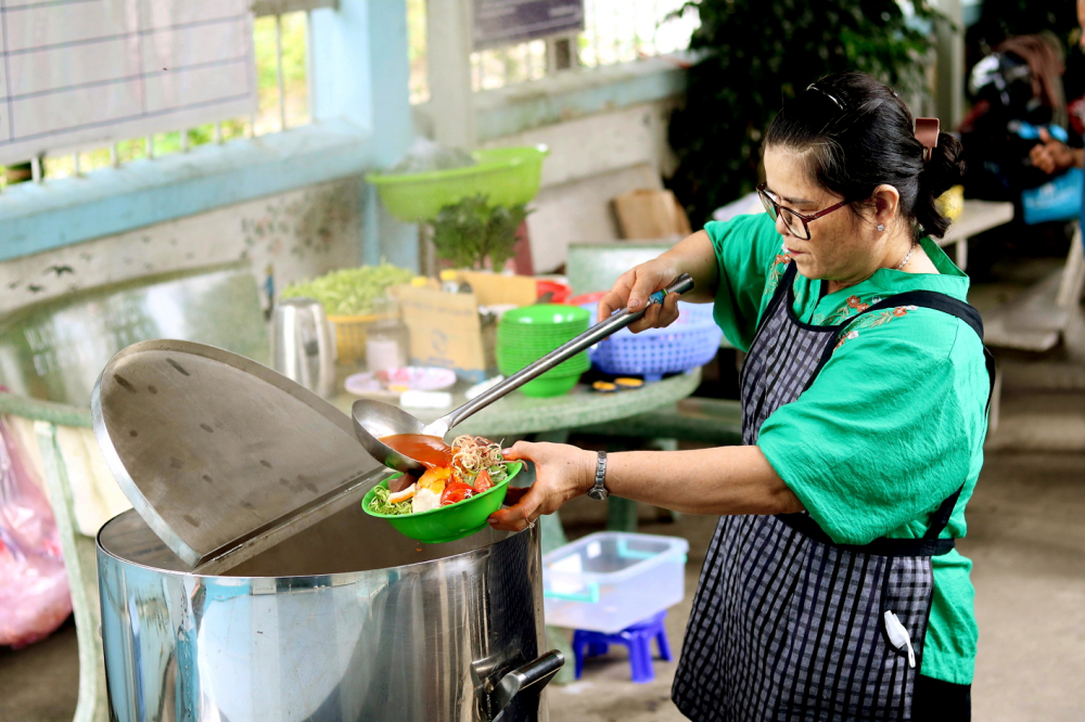 Bà Phạm Thị Hà hỗ trợ “Bữa sáng cộng đồng” của hội trong vai trò đầu bếp chính 