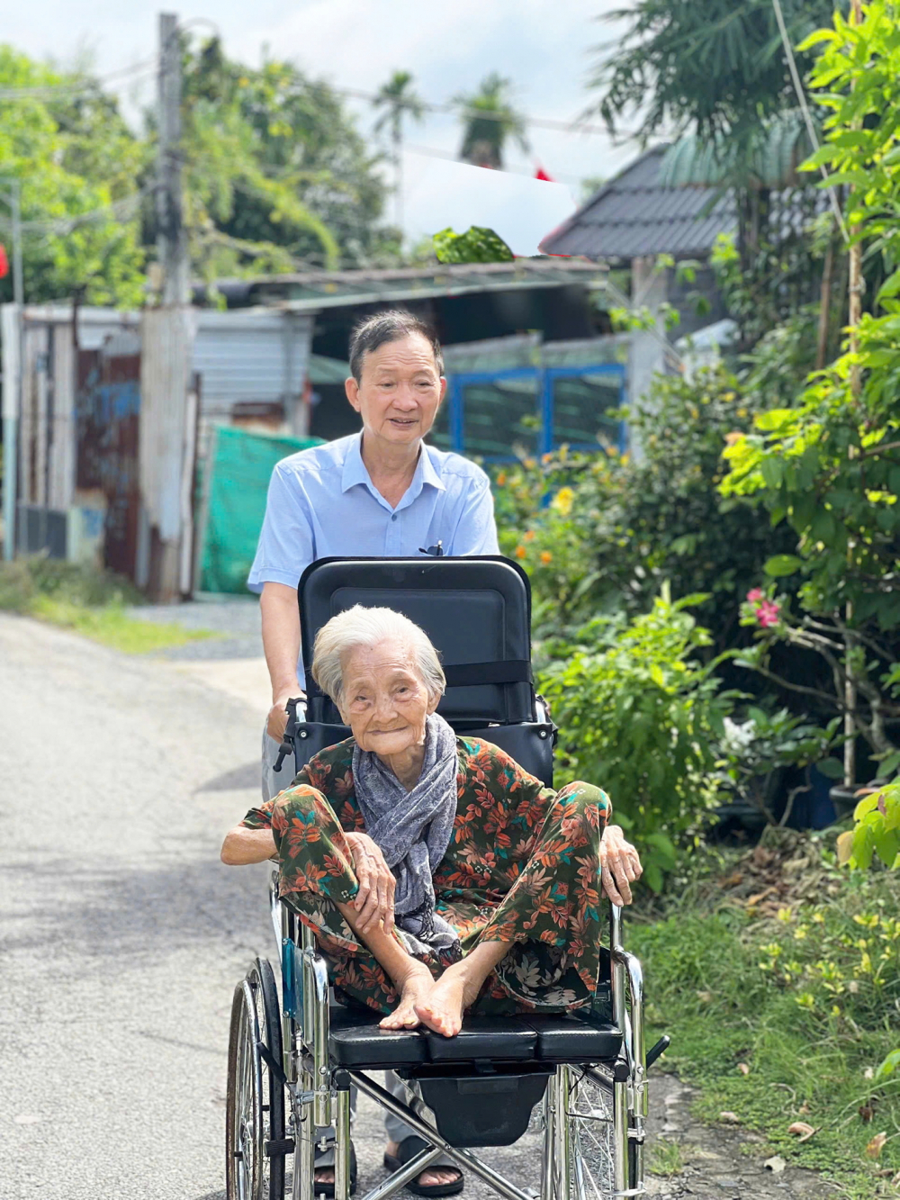 Tiến sĩ, bác sĩ Nguyễn Thanh Danh và niềm vui đưa mẹ đi tắm nắng mỗi sáng - Ảnh do nhân vật cung cấp