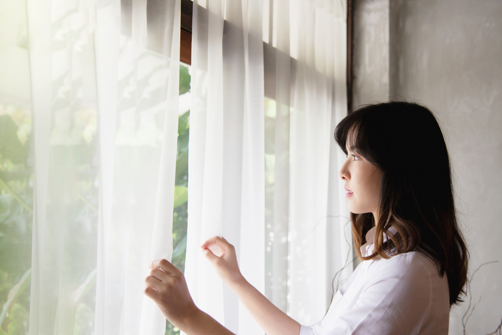 mở cửa sổ mỗi phòng khoảng 30 phút/ngày để giúp giảm mùi