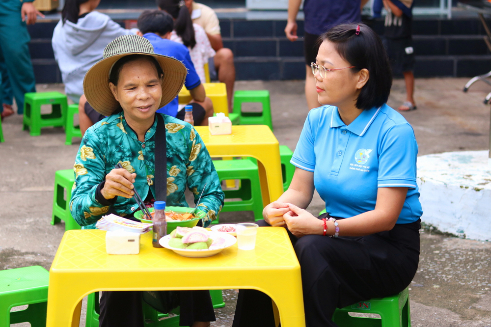 Bà Nguyễn Ngọc Anh Thy (bên phải) - Phó chủ tịch Ủy ban MTTQ Việt Nam phường Bình Dương, Chủ tịch Hội LHPN phường - trò chuyện với bà Nguyễn Thị Thanh