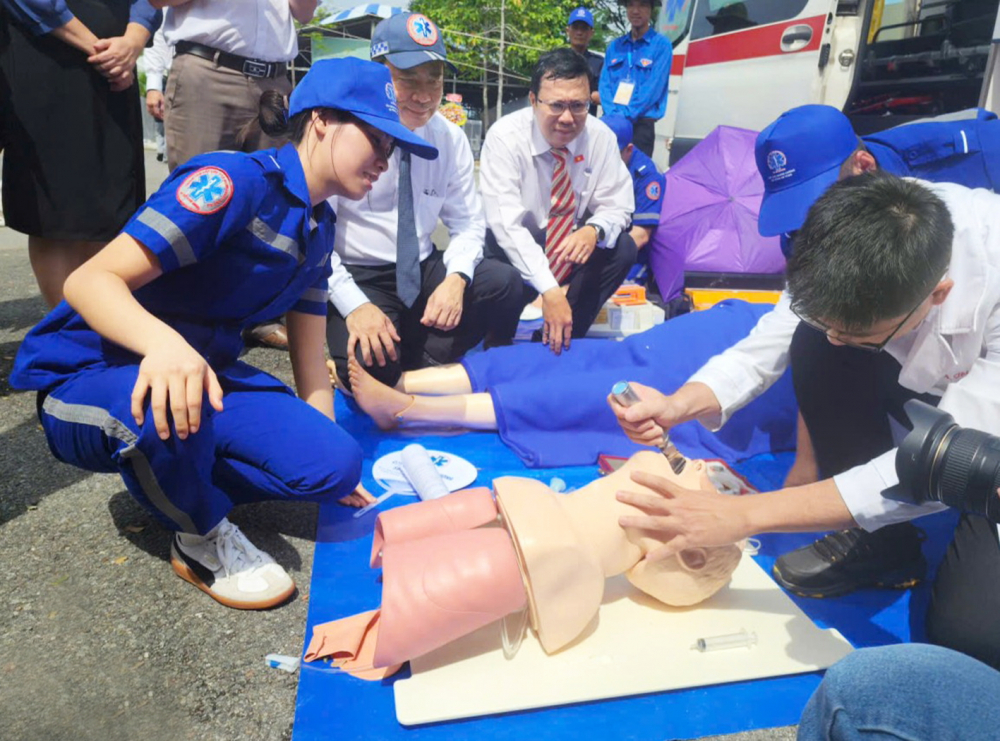Bác sĩ trẻ tạo bước chuyển mình cho y tế cơ sở Bác sĩ trẻ thực hành cấp cứu nạn nhân tại hiện trường dưới sự giám sát của lãnh đạo Sở Y tế TPHCM