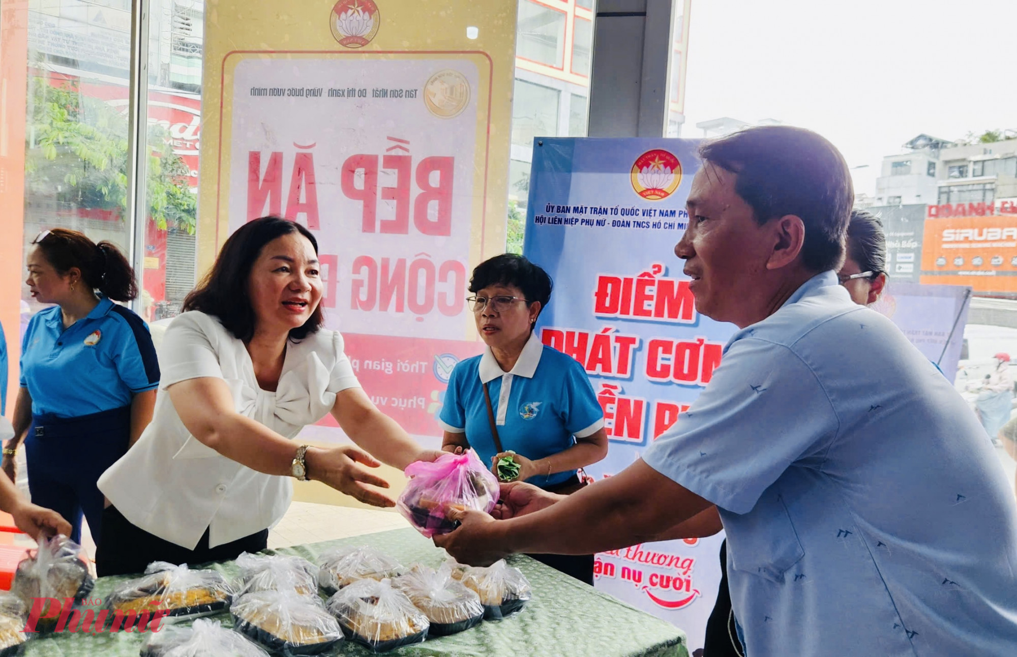 . Dù mỗi suất ăn không lớn về vật chất nhưng là lời động viên, giúp bà con thêm động lực vươn lên, vượt qua khó khăn