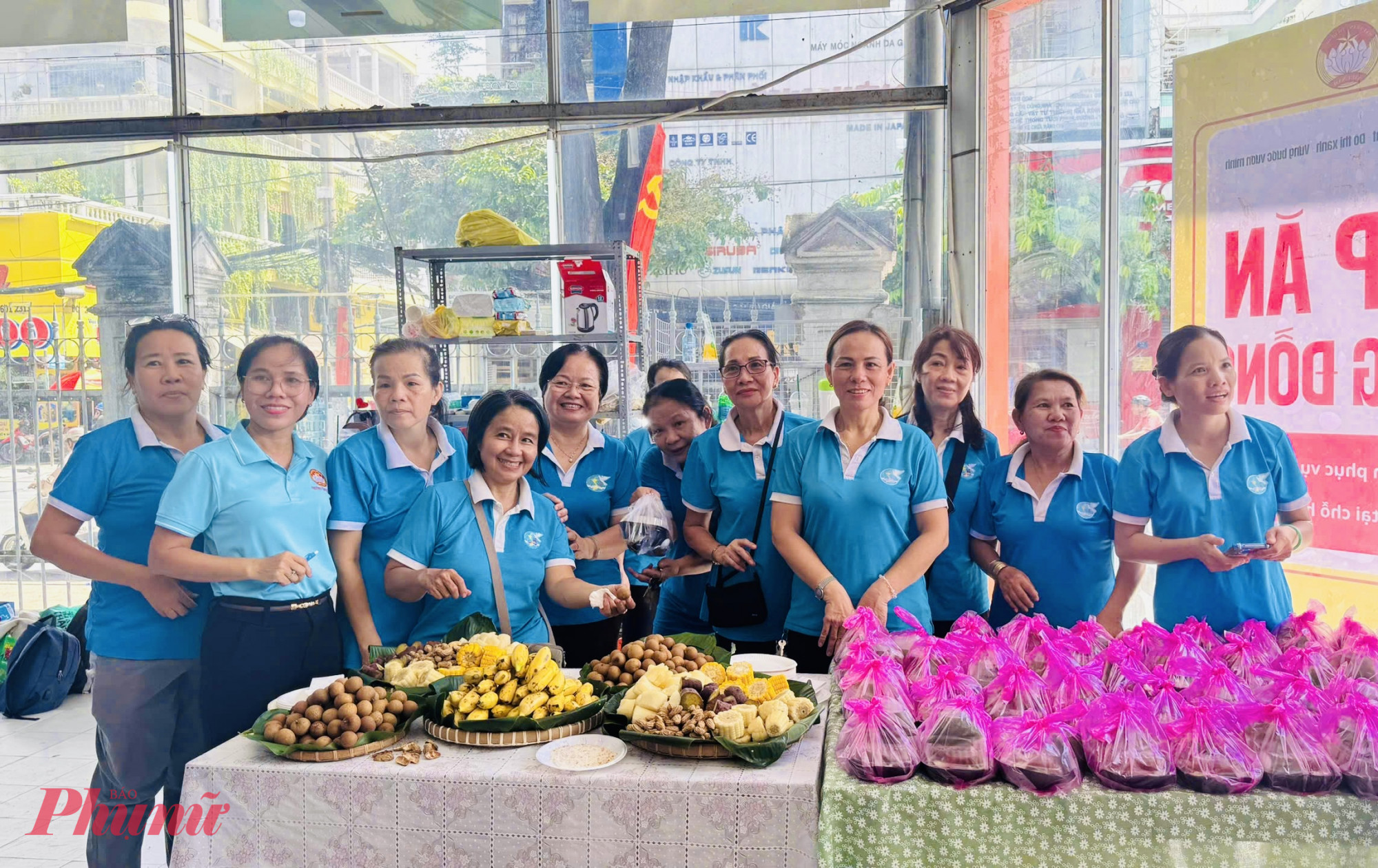 Cán bộ, hội viên phụ nữ phường Tân Sơn Nhất có mặt từ sớm chuẩn bị các suất ăn yêu thương