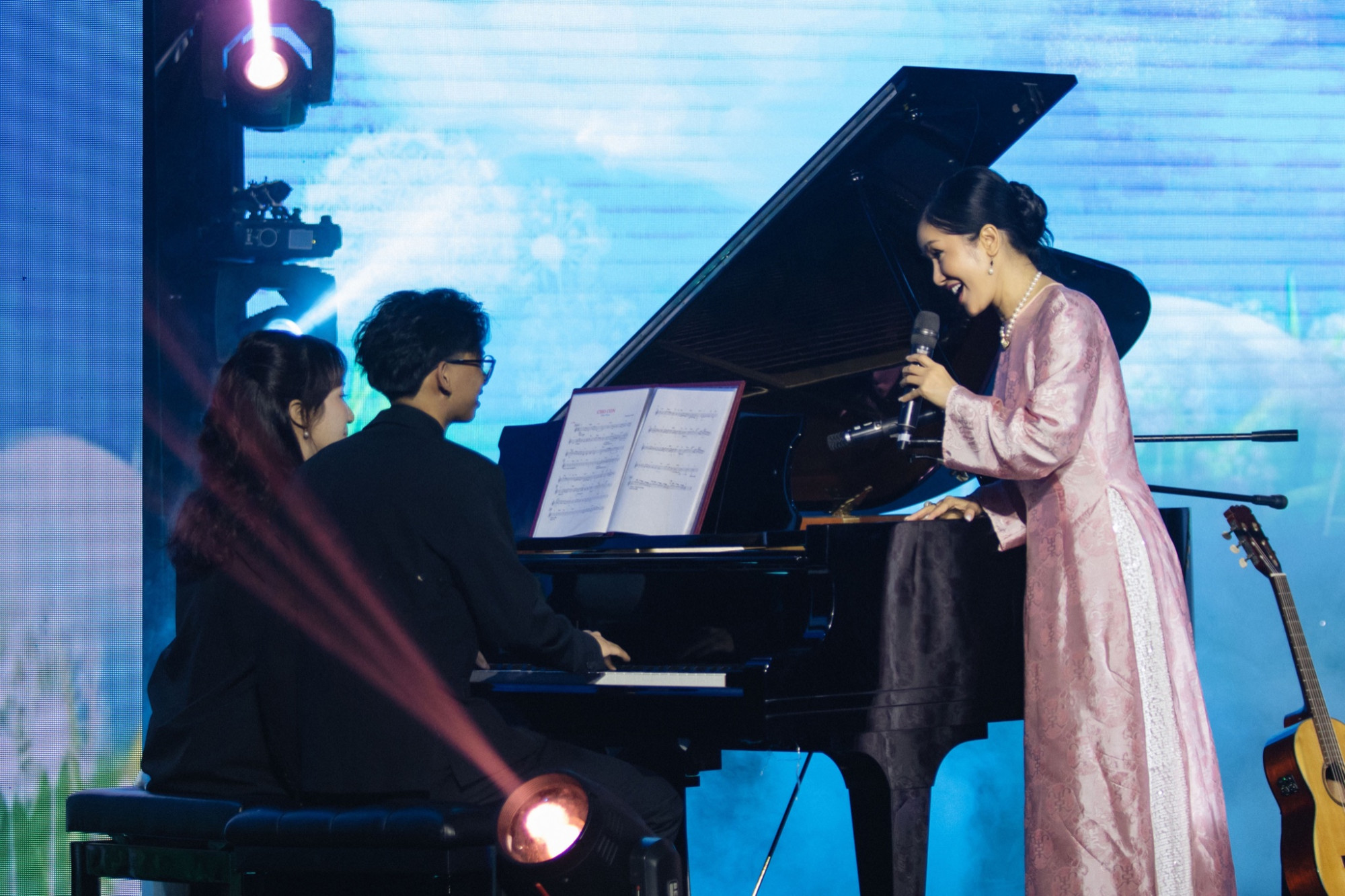 Kamen - con trai lớn của Hà Kiều Anh đệm đàn cho Hồng Nhung thể hiện ca khúc Cho con