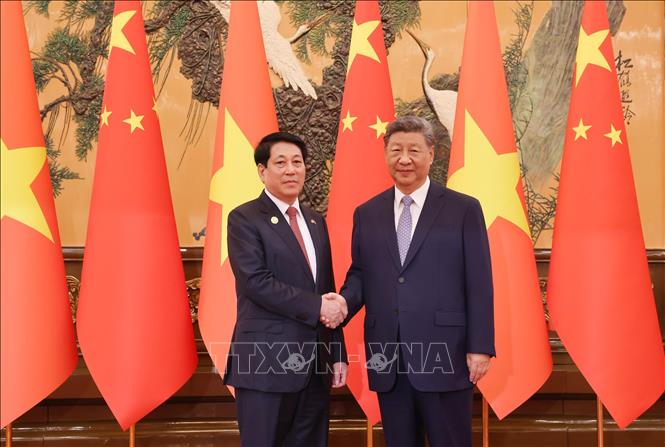 Tổng Bí thư, Chủ tịch nước Trung Quốc Tập Cận Bình đón Chủ tịch nước Lương Cường. Ảnh: Lâm Khánh/TTXVN