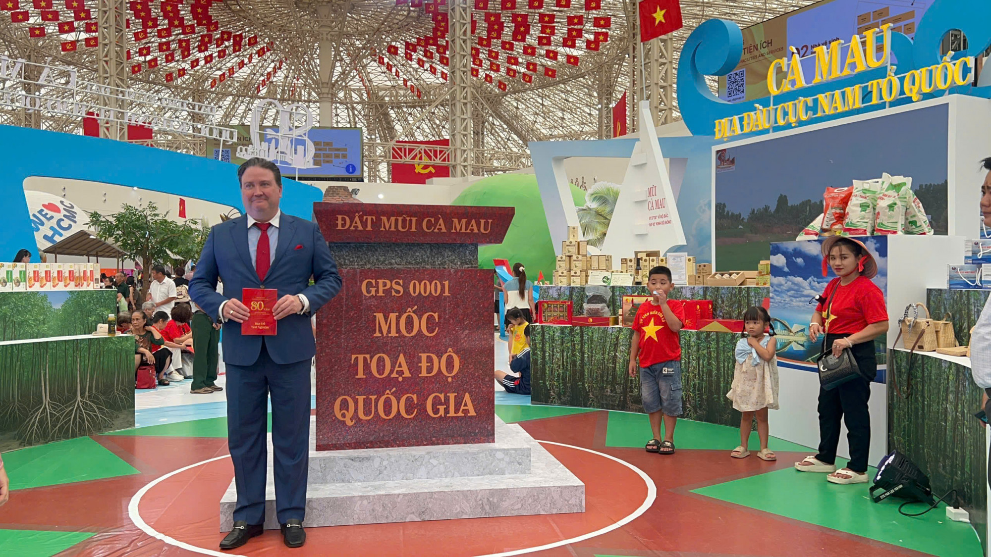 Đại sứ Hoa Kỳ tại Việt Nam chụp hình lưu niệm tại mô hình cột mốc tọa độ Quốc gia GPS 0001