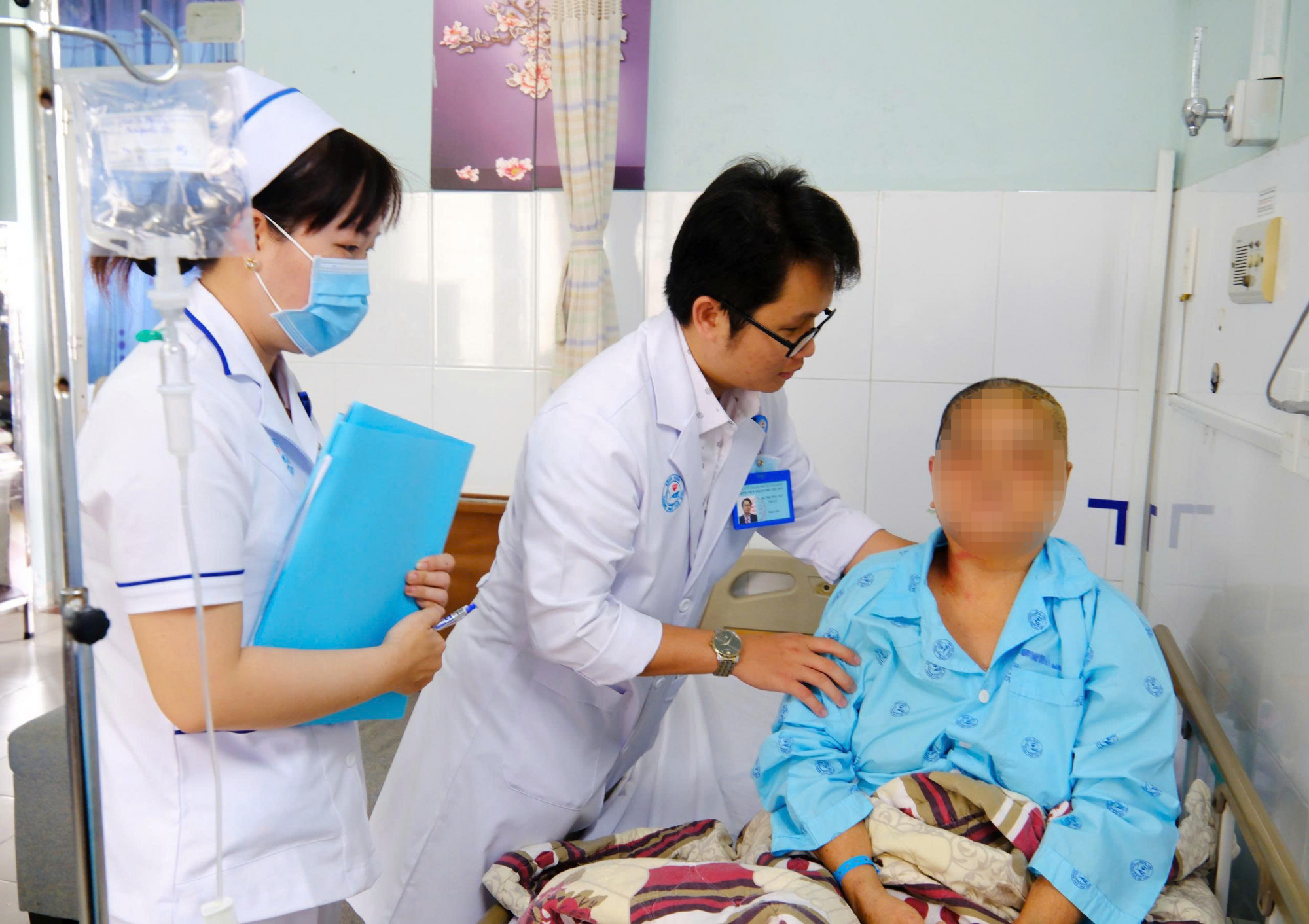 Bác sĩ Bệnh viện Đa khoa Thủ Đức thăm khám cho bà N., ảnh BVCC