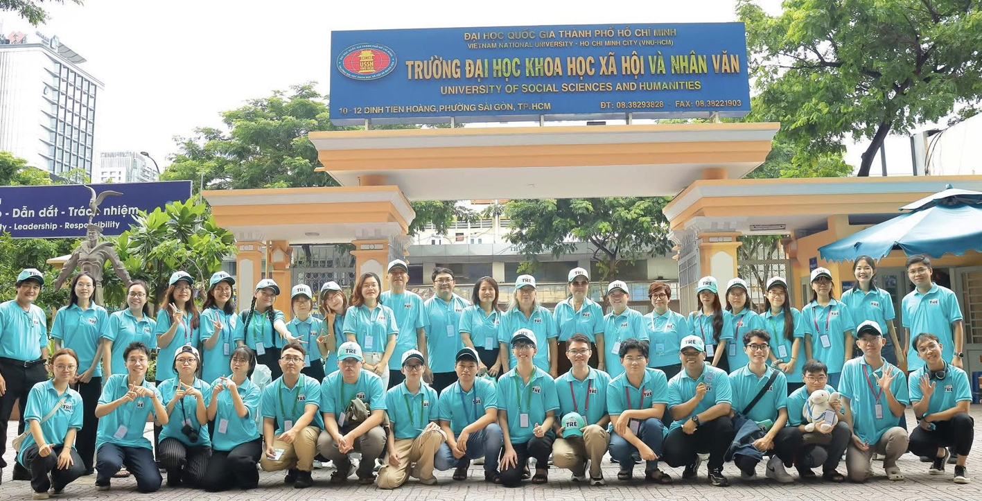 Từ ghế nhà trường, những gương mặt trẻ đã có được cơ hội bay vào bầu trời sáng tạo của người cầm bút - Ảnh: Nhà văn Bích Ngân