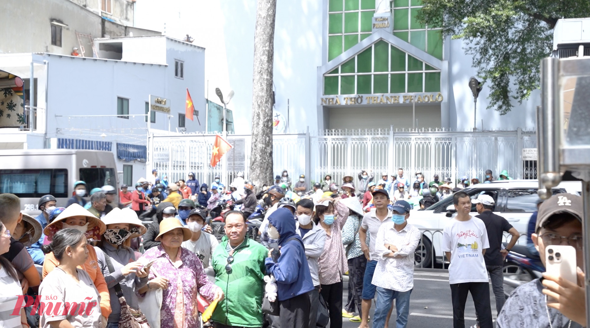 Người dân tập trung đông tiễn đưa nghệ sĩ Ngọc Trinh vào trưa 4/9