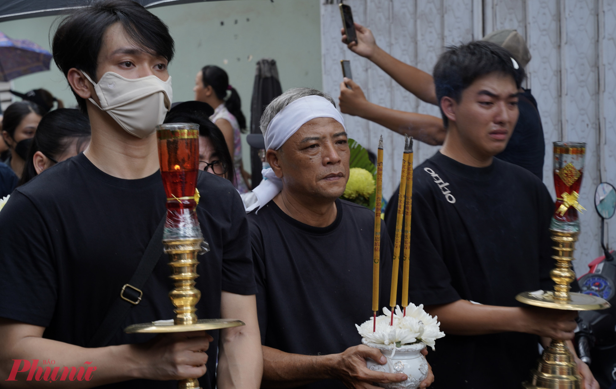 Người thân của nghệ sĩ Ngọc Trinh để tang cho chị