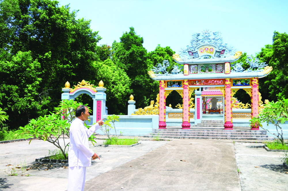 Giữ rừng để làng thịnh vượng Ông Ngô Phước Toàn - Tự thừa làng (trưởng làng) Phù Bài bên lăng ngài Ngô Thù - Bổn thổ Thành hoàng làng