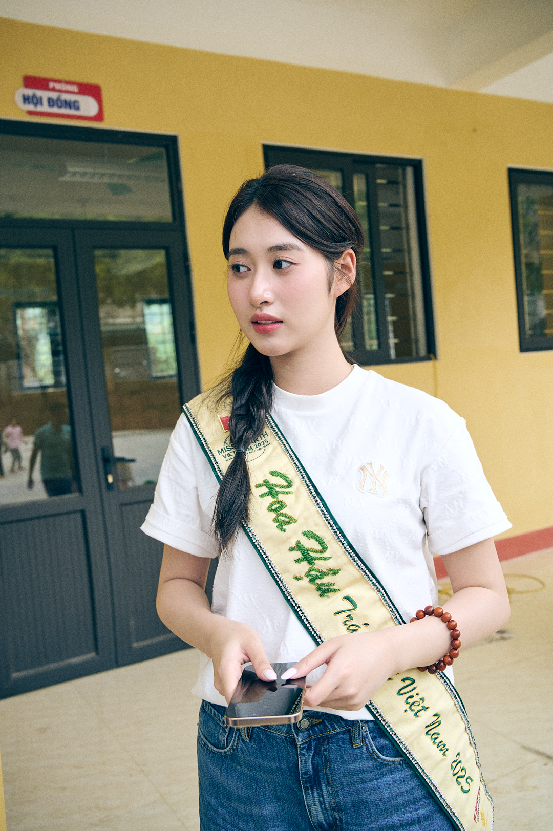 Hoa hậu Trâm Anh xuất hiện với vẻ đẹp tự nhiên, giản dị nhưng vẫn toát lên sự thanh lịch. Cô để tóc buộc lệch một bên, tết nhẹ, vừa gọn gàng vừa trẻ trung.