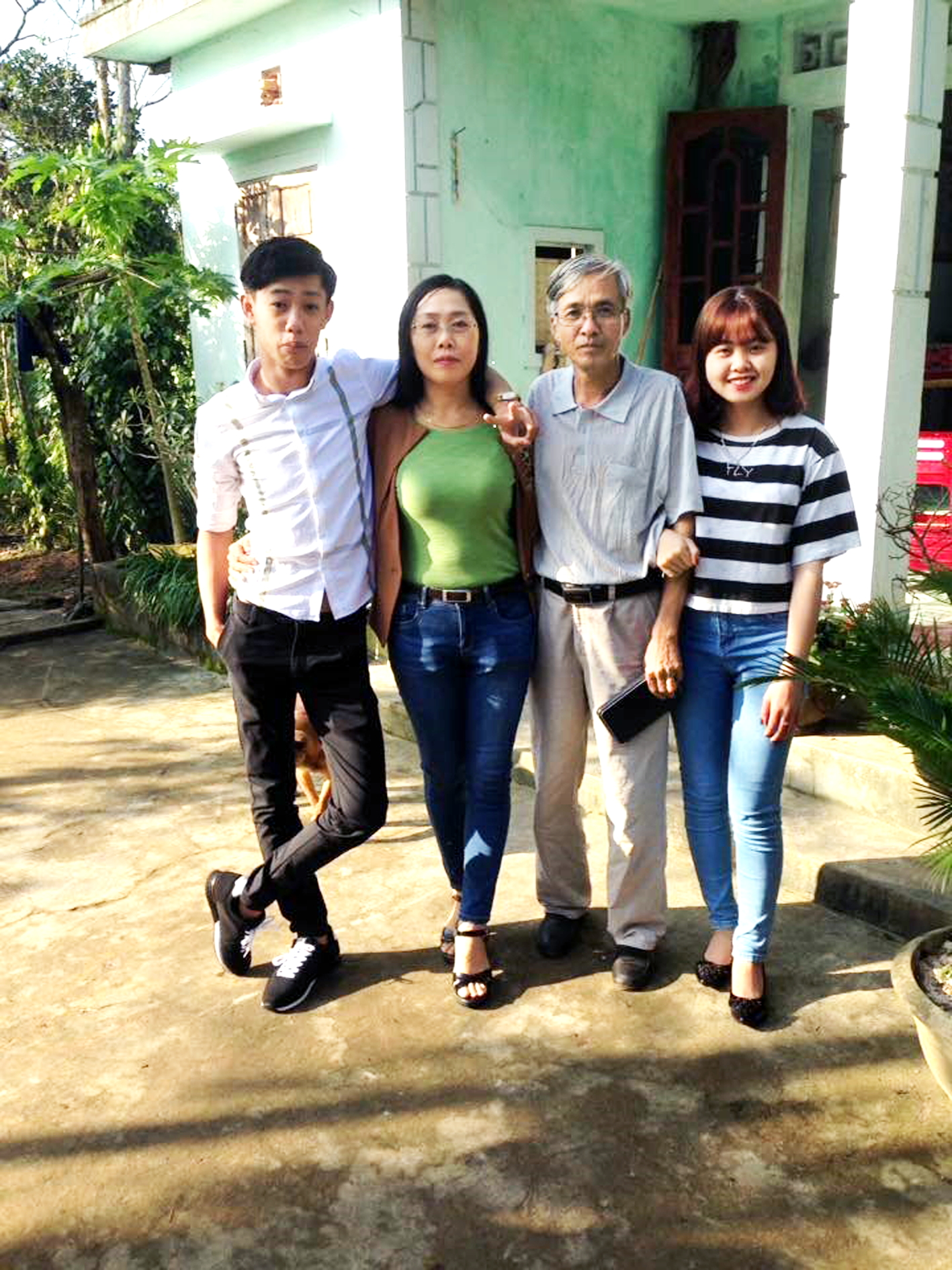 Những khoảnh khắc tác giả (bìa phải) được ở bên ba luôn là kỷ niệm ngọt ngào nhất  - Ảnh do tác giả cung cấp 