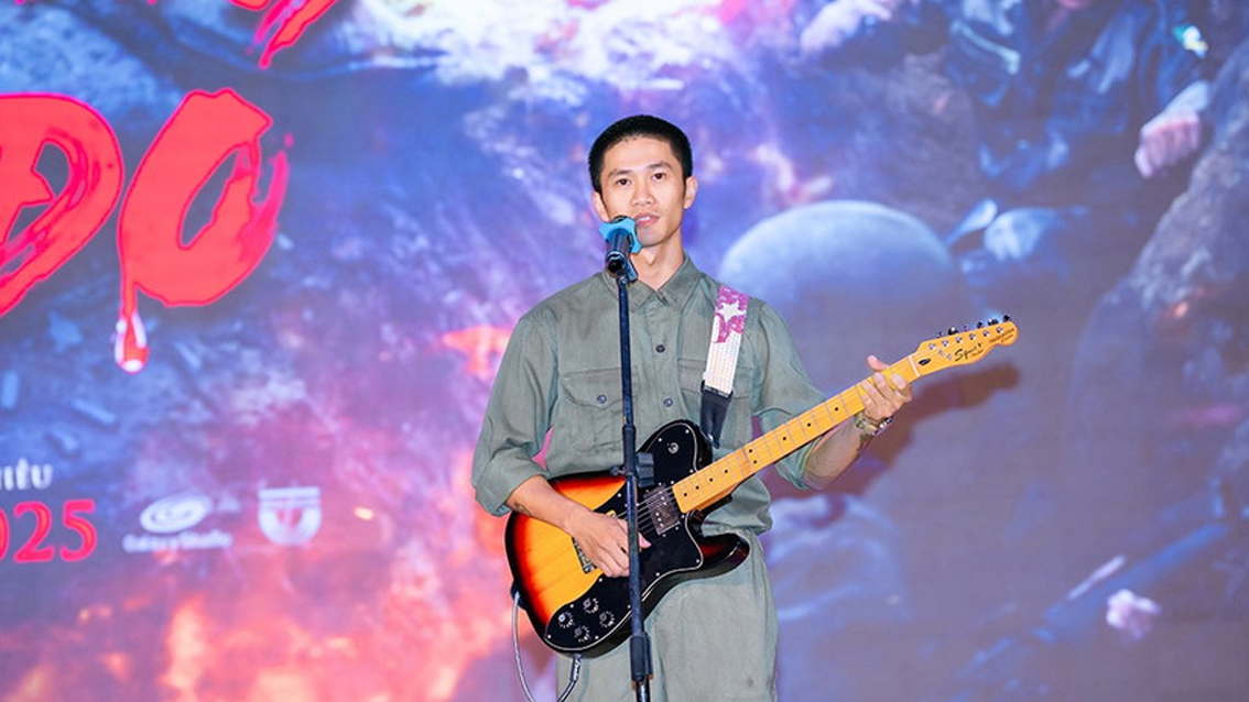 Nguyễn Hùng trình bày ca khúc Còn gì đẹp hơn trong buổi ra mắt  phim Mưa đỏ - Nguồn ảnh: Galaxy Studio