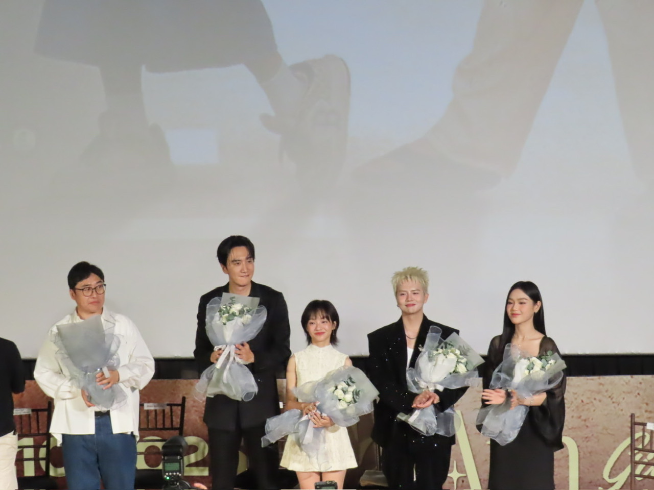 Từ trái sang: Đạo diễn Kim Sung Hoon, diễn viên Lee Kwang Soo, Hoàng hà, Duy Khánh và Vù Thị Trà trong buổi ra mắt đoàn phim chiều ngày 4/9