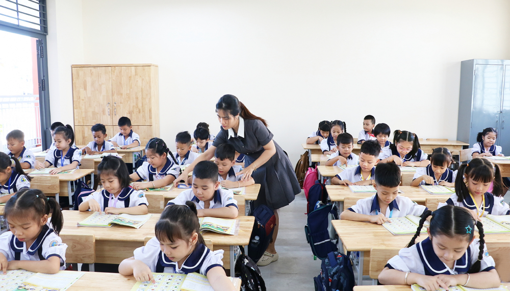 Rộn ràng đón năm học mới ở những ngôi trường mới tại TPHCM Học sinh lớp Một Trường tiểu học Đặng Thùy Trâm ngày đầu đến trường